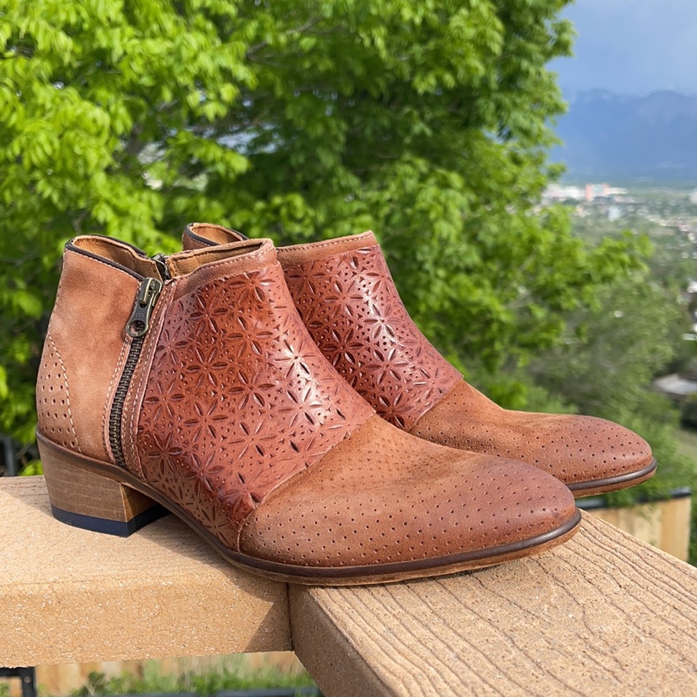 Quality leather ankle boots from Sundance. NIB.
